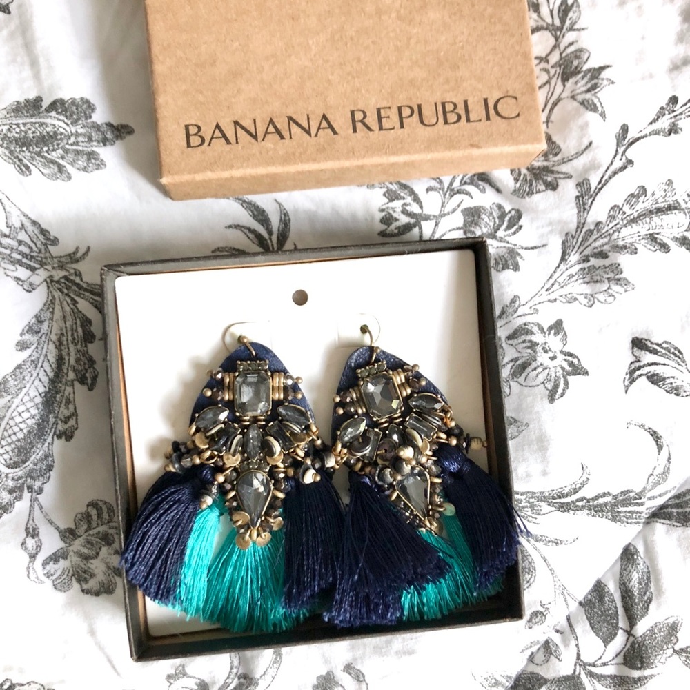 🎁 3 for $30 | Banana Republic tassel earrings